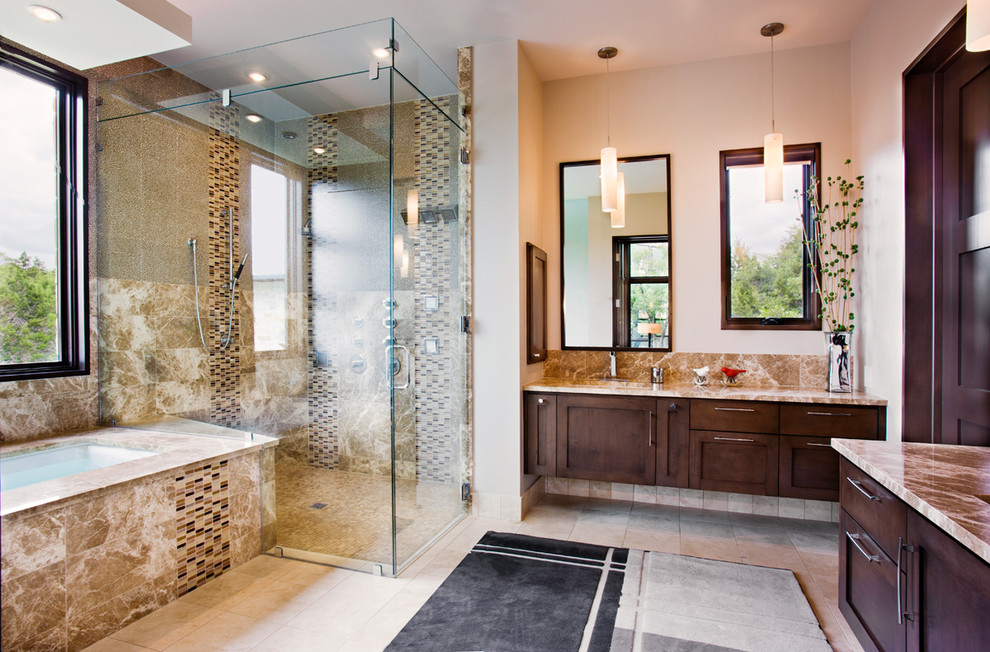 Modernes Badezimmer mit Granit-Waschbecken/Waschtisch, Mosaikfliesen und Pflanzen in Austin