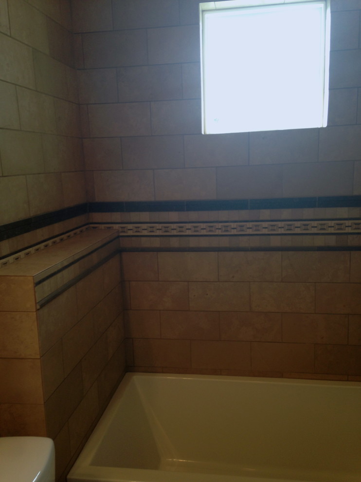 Идея дизайна: ванная комната в стиле неоклассика (современная классика) с каменной плиткой