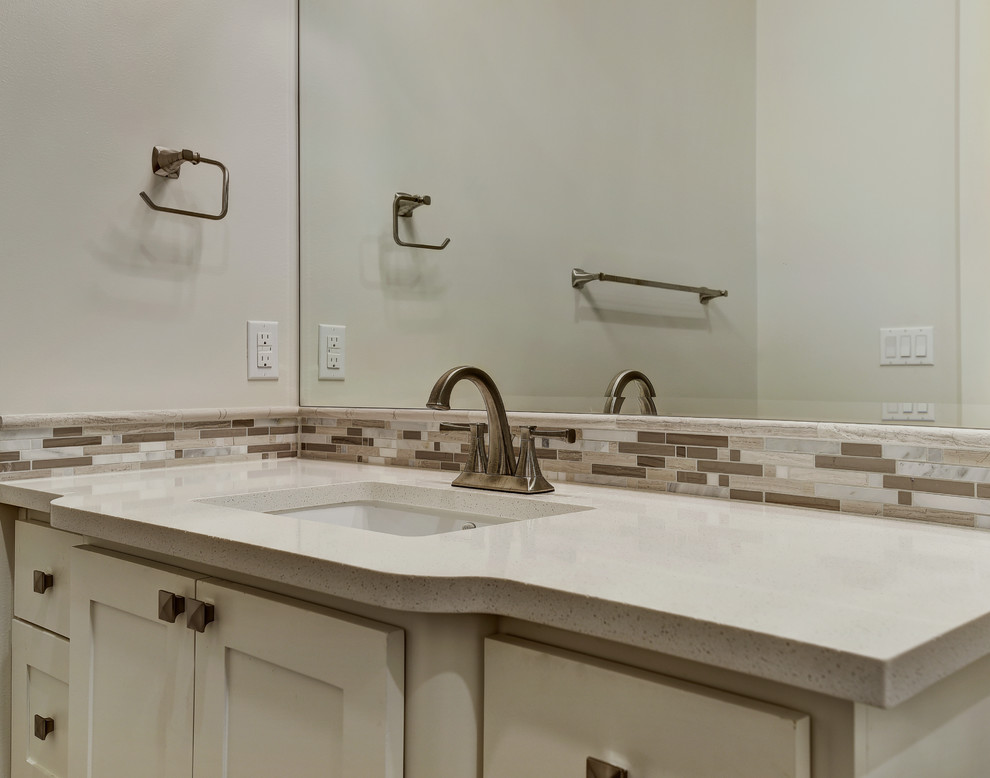 Пример оригинального дизайна: детская ванная комната среднего размера в стиле неоклассика (современная классика) с фасадами в стиле шейкер, ванной в нише, раздельным унитазом, бежевой плиткой, плиткой мозаикой, серыми стенами, полом из керамогранита, врезной раковиной, душем над ванной, шторкой для ванной, белыми фасадами, столешницей терраццо и коричневым полом