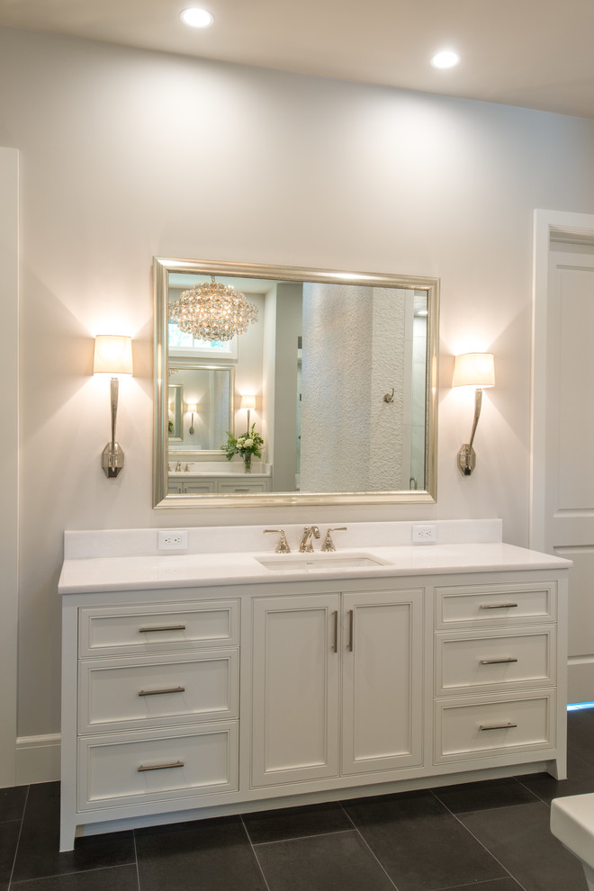 Стильный дизайн: огромная главная ванная комната в стиле неоклассика (современная классика) с фасадами с утопленной филенкой, белыми фасадами, столешницей из кварцита, белой плиткой и каменной плиткой - последний тренд