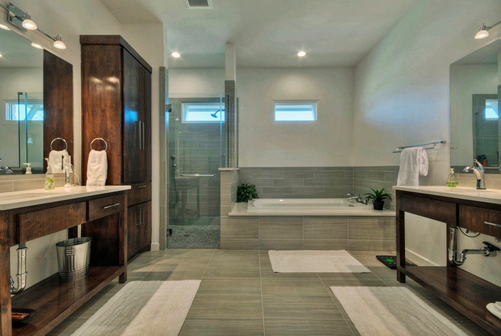 Diseño de cuarto de baño contemporáneo con bañera empotrada y ducha empotrada