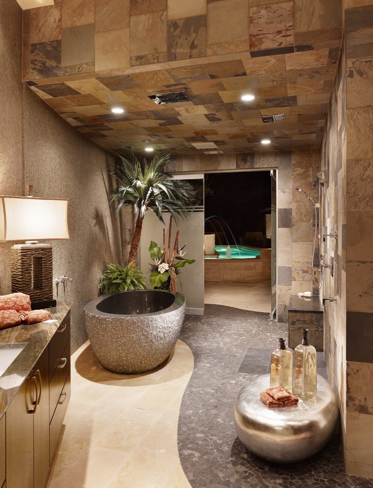 Foto di una stanza da bagno contemporanea con vasca freestanding, doccia aperta e doccia aperta