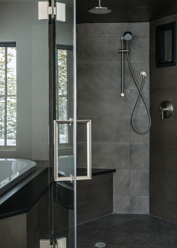 Réalisation d'une grande salle de bain principale design en bois foncé avec un placard à porte plane, une douche ouverte, un carrelage noir, des carreaux de céramique et un sol en carrelage de céramique.