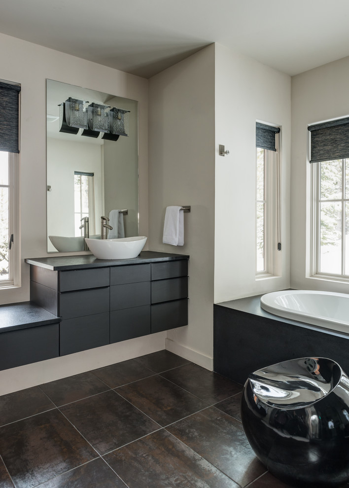 На фото: большая главная ванная комната в современном стиле с плоскими фасадами, темными деревянными фасадами, открытым душем, черной плиткой, керамической плиткой, полом из керамической плитки и столешницей из дерева