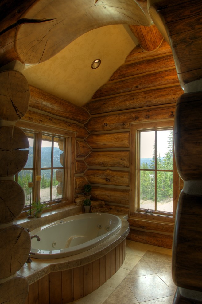 Inspiration pour une salle de bain principale chalet en bois clair avec un placard avec porte à panneau surélevé, une baignoire posée, un mur marron, un sol en carrelage de porcelaine, un plan de toilette en stéatite et un sol beige.