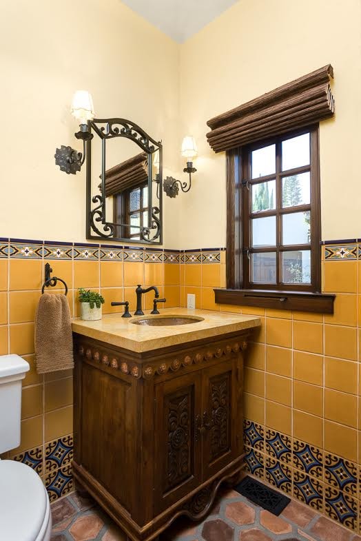 На фото: маленькая ванная комната в средиземноморском стиле с фасадами с утопленной филенкой, темными деревянными фасадами, унитазом-моноблоком, разноцветной плиткой, керамогранитной плиткой, полом из терракотовой плитки, душевой кабиной, врезной раковиной и столешницей из известняка для на участке и в саду с