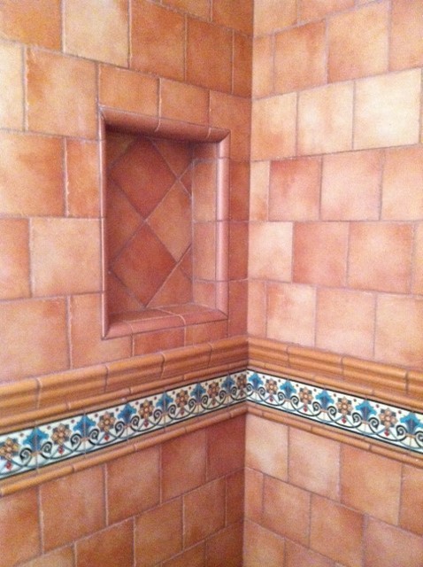 Esempio di una piccola stanza da bagno con doccia mediterranea con piastrelle marroni, piastrelle in ceramica e pavimento con piastrelle in ceramica