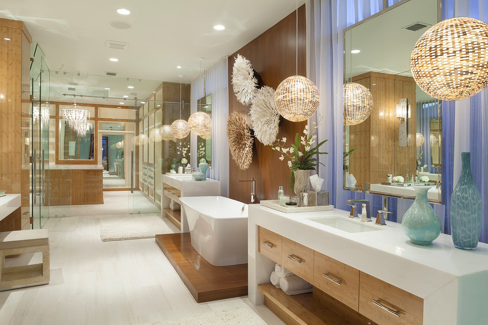 Cette photo montre une salle de bain tendance en bois brun avec un lavabo encastré, un placard à porte plane et une baignoire indépendante.