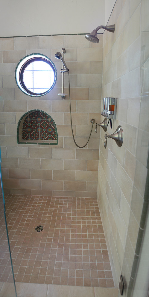 Idéer för stora medelhavsstil en-suite badrum, med en hörndusch, flerfärgad kakel, porslinskakel, beige väggar och mosaikgolv