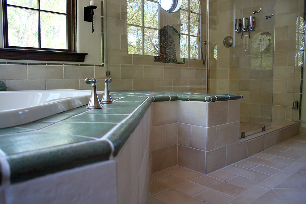 Exempel på ett stort medelhavsstil en-suite badrum, med ett platsbyggt badkar, en dubbeldusch, grön kakel, keramikplattor, beige väggar och klinkergolv i porslin