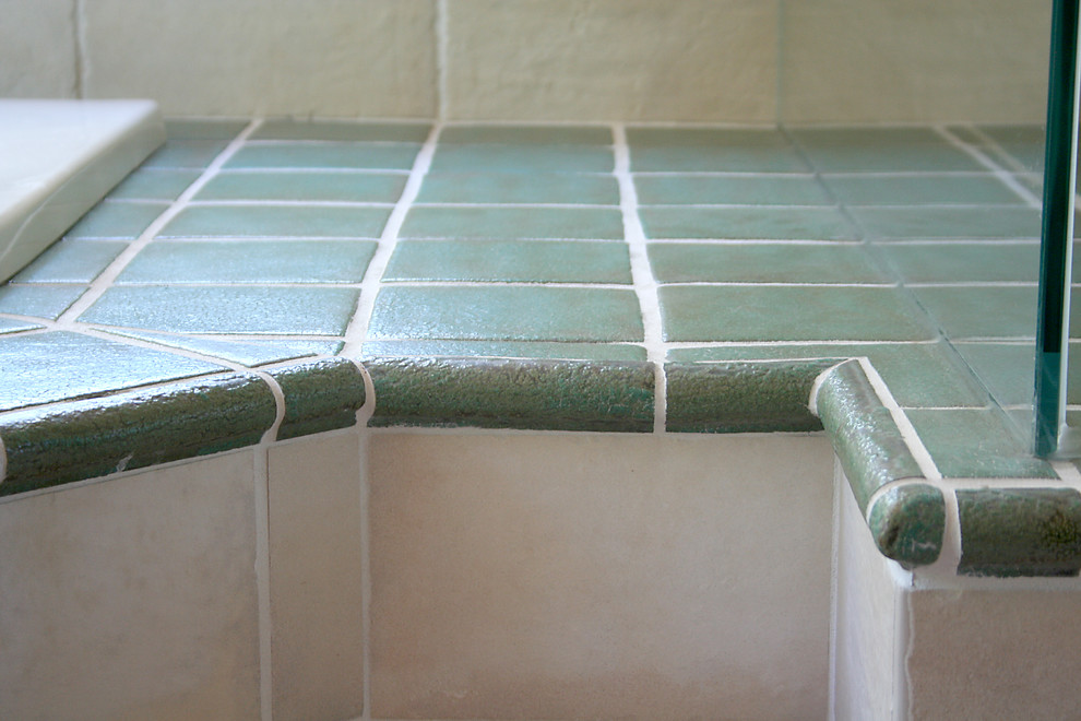 Bild på ett stort medelhavsstil en-suite badrum, med grön kakel, keramikplattor och beige väggar