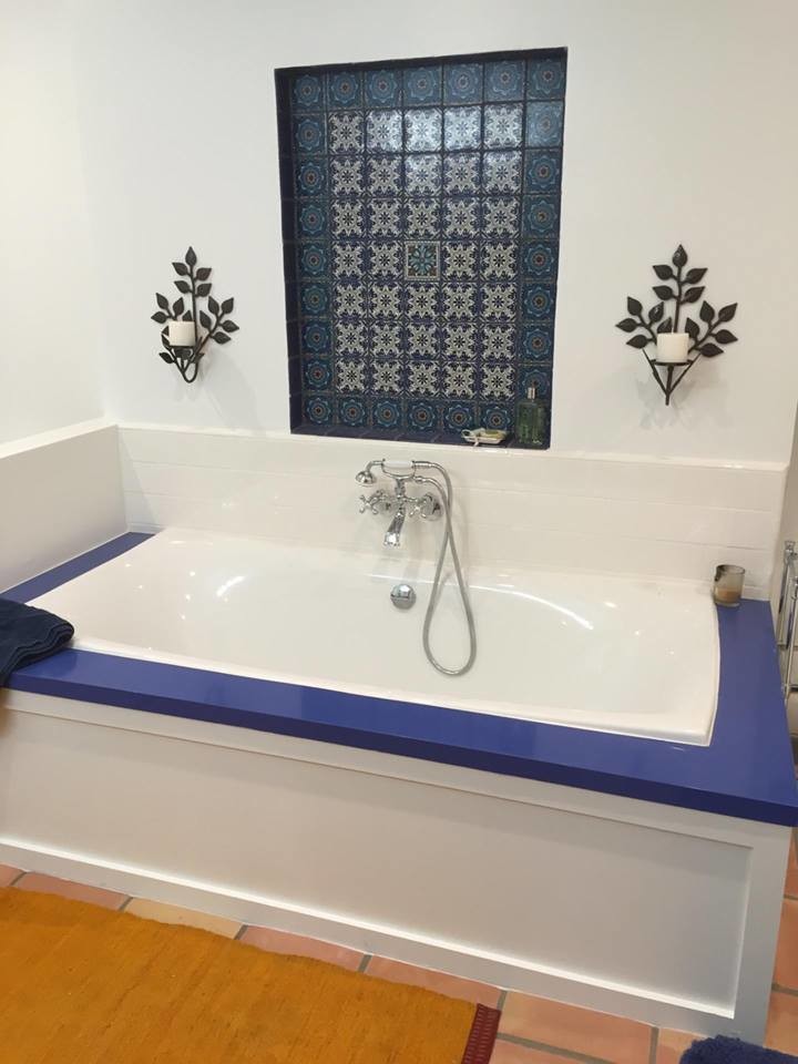 Exempel på ett medelhavsstil badrum, med ett platsbyggt badkar