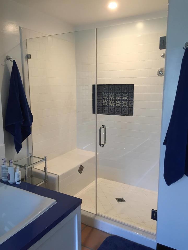 На фото: главная ванная комната в средиземноморском стиле с накладной ванной