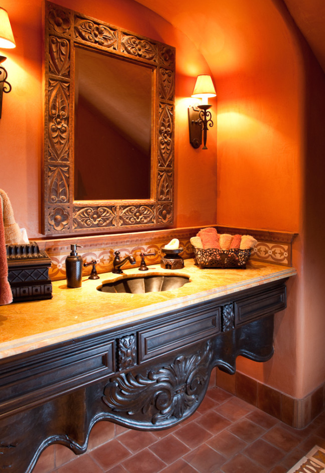 Источник вдохновения для домашнего уюта: огромная главная ванная комната в стиле рустика с фасадами островного типа, коричневыми фасадами, отдельно стоящей ванной, душем в нише, раздельным унитазом, разноцветной плиткой, керамогранитной плиткой, оранжевыми стенами, полом из керамической плитки, подвесной раковиной, мраморной столешницей, красным полом, душем с распашными дверями и бежевой столешницей