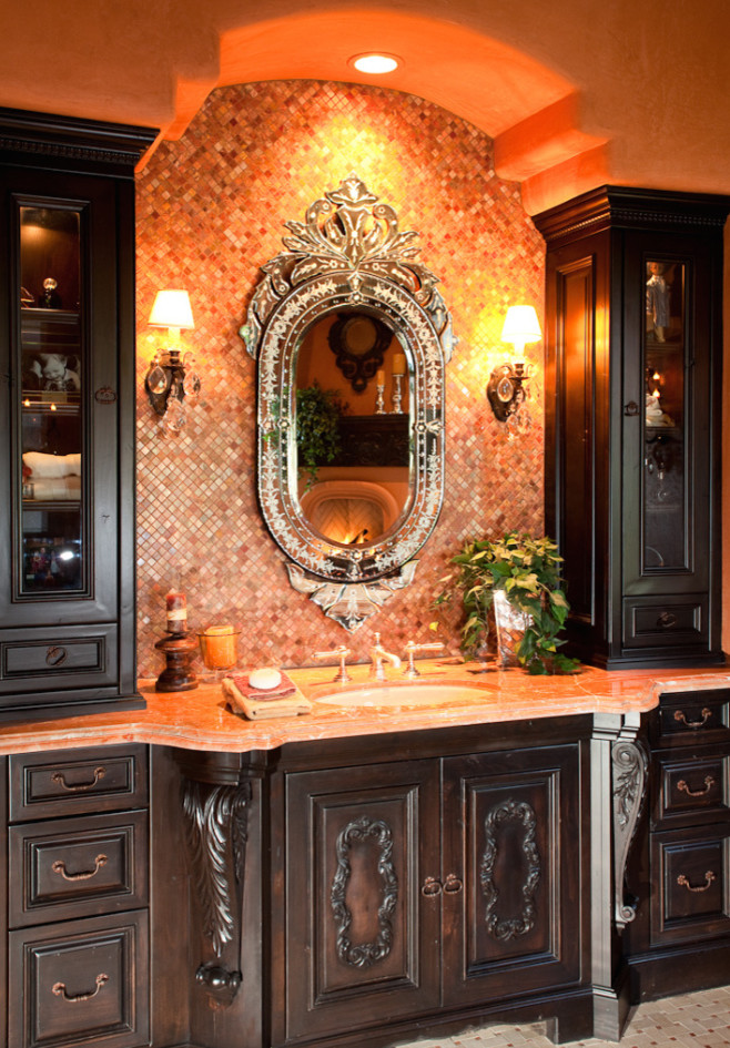 Стильный дизайн: огромная главная ванная комната в стиле рустика с фасадами островного типа, коричневыми фасадами, отдельно стоящей ванной, душем в нише, раздельным унитазом, разноцветной плиткой, керамогранитной плиткой, оранжевыми стенами, полом из керамической плитки, консольной раковиной, мраморной столешницей, красным полом, душем с распашными дверями и бежевой столешницей - последний тренд