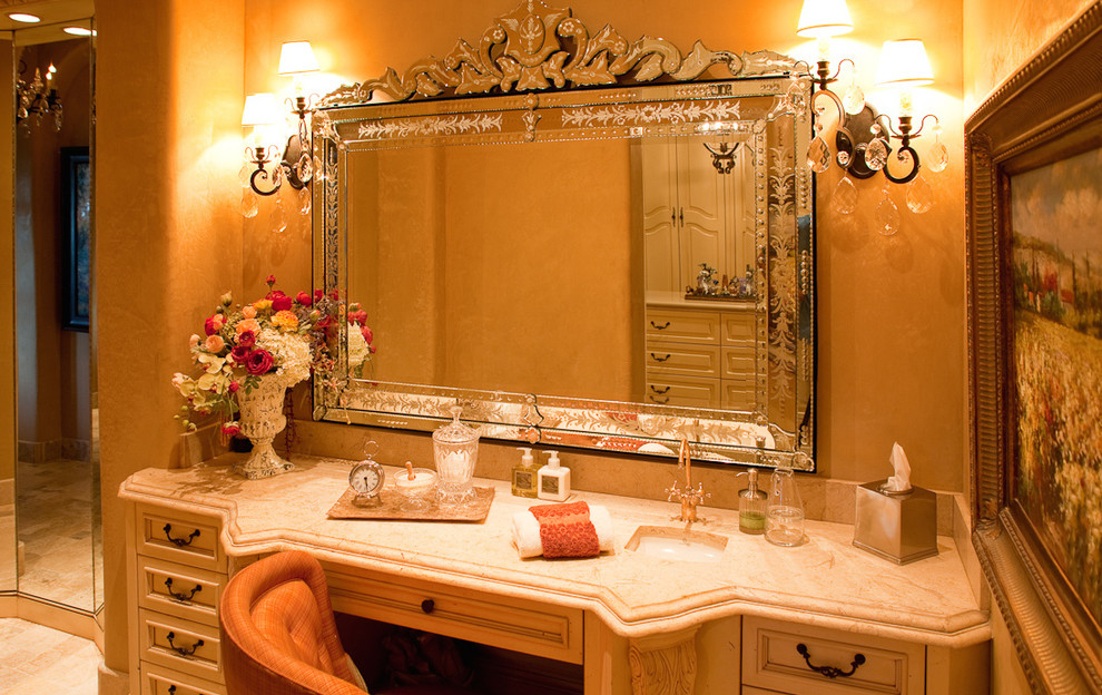 Свежая идея для дизайна: огромная главная ванная комната в стиле рустика с фасадами островного типа, коричневыми фасадами, отдельно стоящей ванной, душем в нише, раздельным унитазом, разноцветной плиткой, керамогранитной плиткой, оранжевыми стенами, полом из керамической плитки, консольной раковиной, мраморной столешницей, красным полом, душем с распашными дверями и бежевой столешницей - отличное фото интерьера
