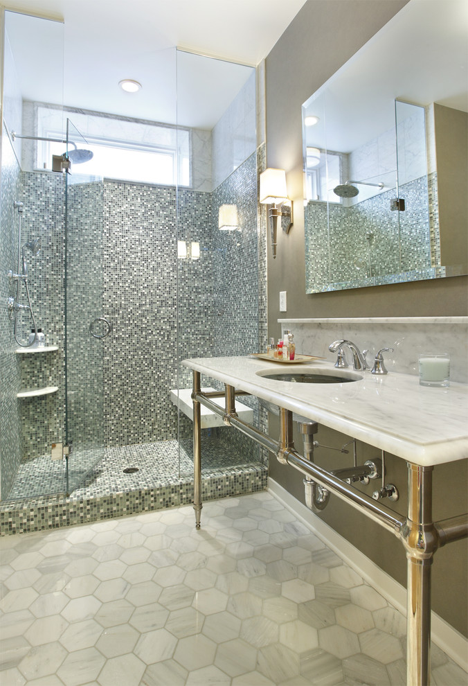 Réalisation d'une salle de bain tradition avec un plan vasque, un carrelage bleu, mosaïque, un mur gris et une fenêtre.