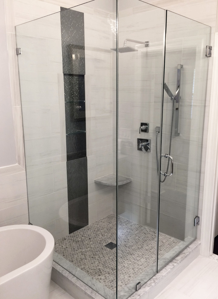Cette photo montre une salle de bain chic avec une baignoire indépendante, un carrelage noir et blanc et mosaïque.