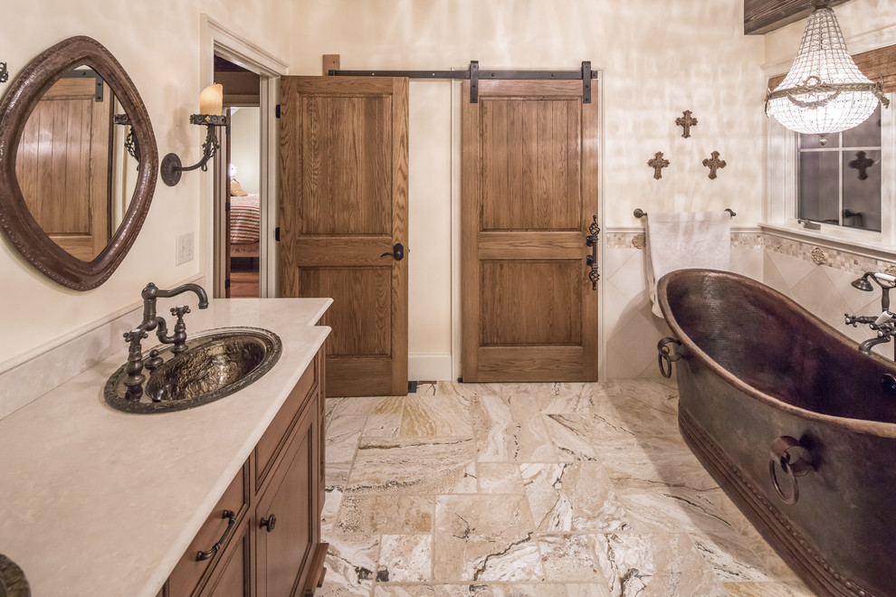 Inredning av ett rustikt stort en-suite badrum, med luckor med infälld panel, skåp i mellenmörkt trä, ett fristående badkar, en hörndusch, en toalettstol med separat cisternkåpa, beige kakel, marmorkakel, svarta väggar, marmorgolv, ett nedsänkt handfat, granitbänkskiva, beiget golv och dusch med gångjärnsdörr