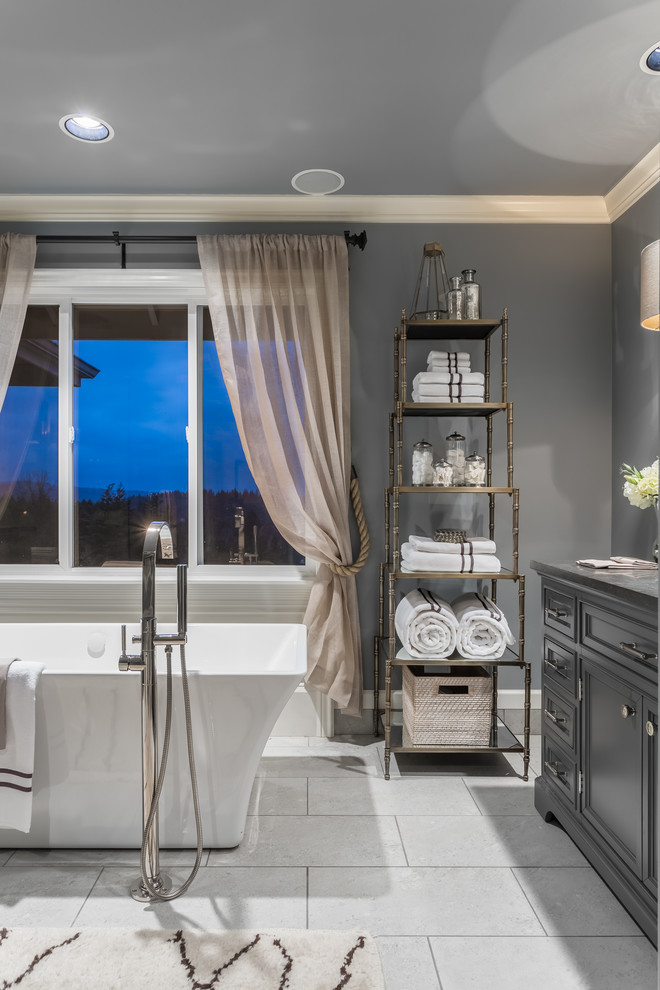 Inspiration för ett stort vintage en-suite badrum, med möbel-liknande, grå skåp, ett fristående badkar, en hörndusch, grå väggar, klinkergolv i porslin, ett undermonterad handfat, grått golv och dusch med gångjärnsdörr