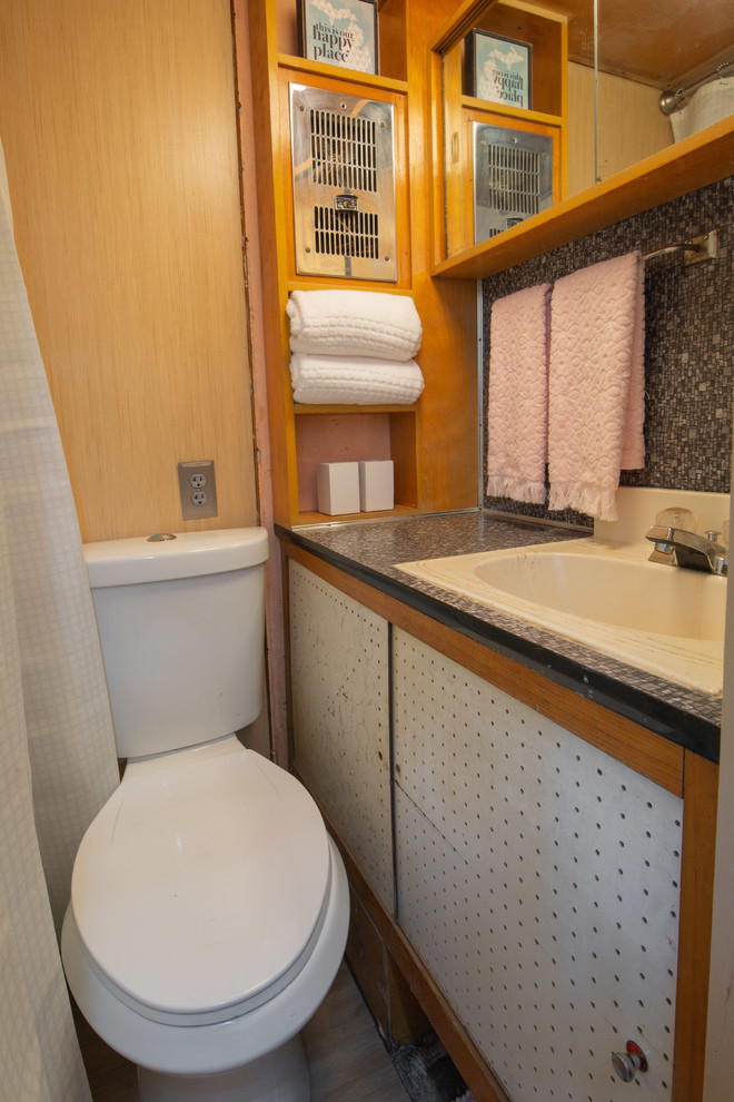 Réalisation d'une petite salle de bain vintage avec un sol en vinyl, un lavabo posé, un plan de toilette en stratifié, un sol beige, une cabine de douche avec un rideau et un plan de toilette gris.