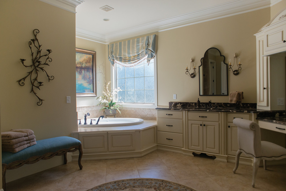 Источник вдохновения для домашнего уюта: главная ванная комната среднего размера в классическом стиле с фасадами с выступающей филенкой, белыми фасадами, накладной ванной и бежевыми стенами