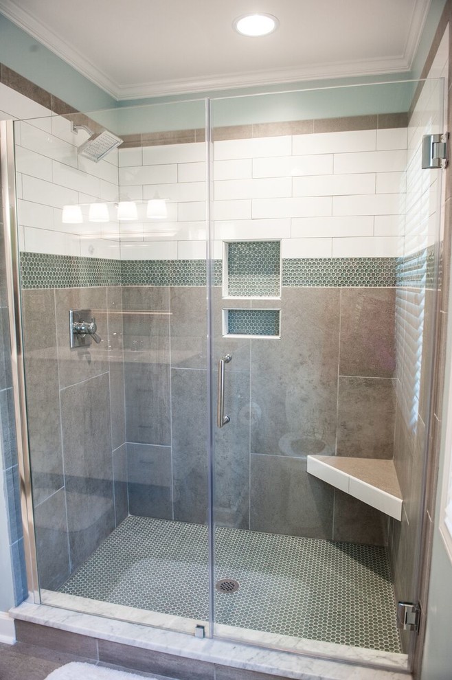 Стильный дизайн: большая главная ванная комната в современном стиле с зеленой плиткой, зелеными стенами, полом из винила и душем в нише - последний тренд