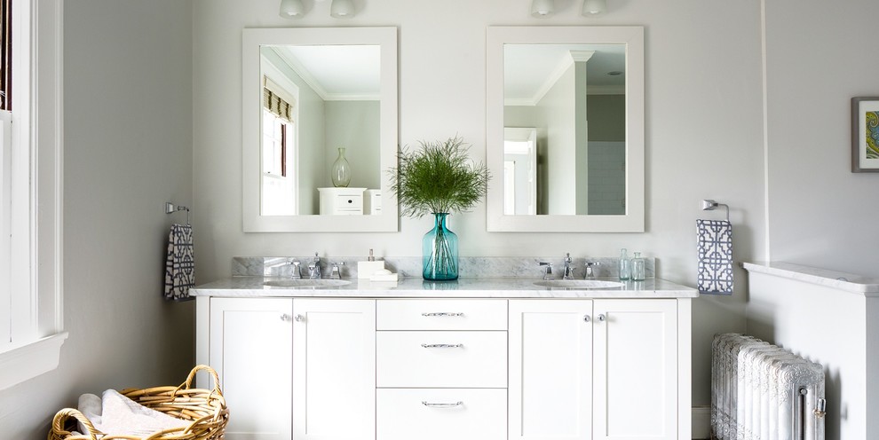 Diseño de cuarto de baño principal y gris y blanco costero con lavabo bajoencimera, armarios estilo shaker, puertas de armario blancas y paredes grises