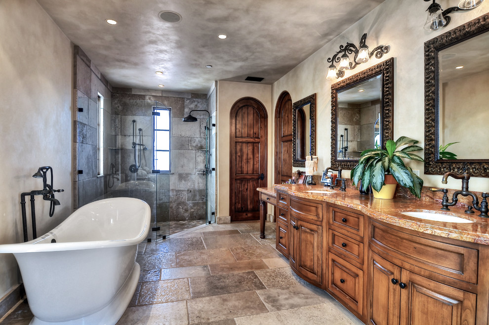 Пример оригинального дизайна: ванная комната в средиземноморском стиле с столешницей из гранита