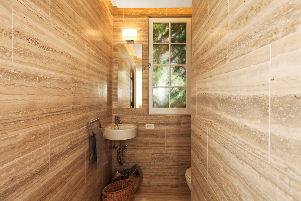 Bild på ett medelhavsstil badrum, med beige väggar