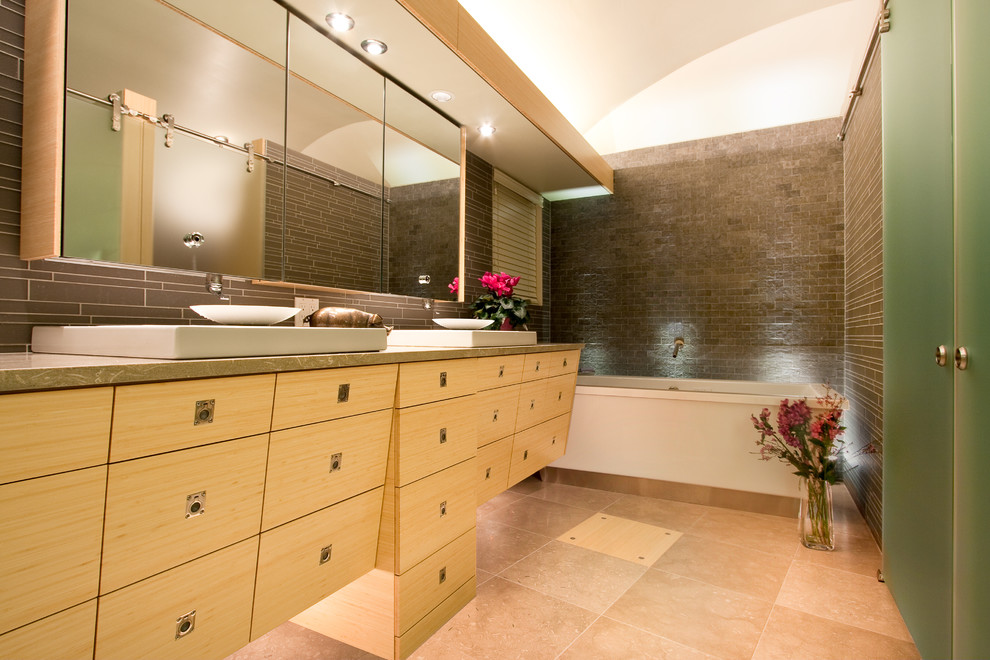 Идея дизайна: ванная комната в стиле модернизм с плоскими фасадами и светлыми деревянными фасадами