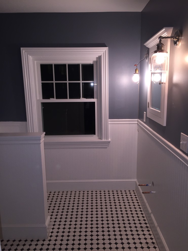 Diseño de cuarto de baño principal vintage de tamaño medio con bañera con patas, sanitario de dos piezas y paredes grises
