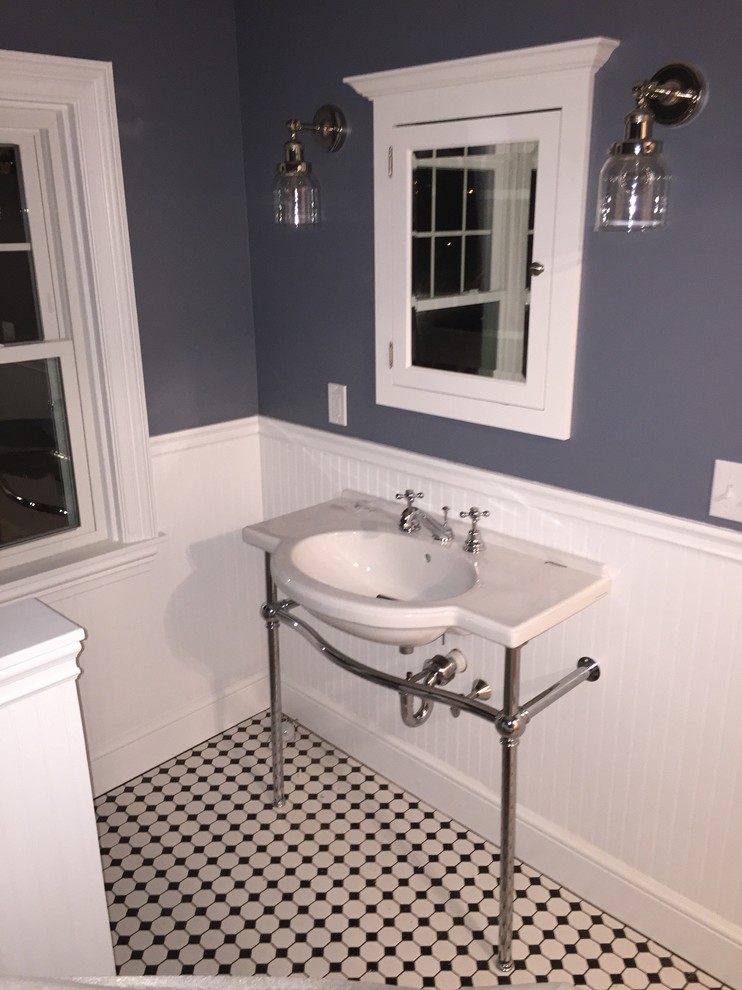 Aménagement d'une salle de bain principale rétro de taille moyenne avec une baignoire sur pieds, WC séparés et un mur gris.