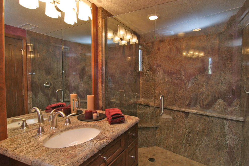 Inredning av ett exotiskt mellanstort badrum med dusch, med luckor med infälld panel, skåp i mörkt trä, en dusch i en alkov, flerfärgad kakel, stenhäll, ett undermonterad handfat, granitbänkskiva och dusch med gångjärnsdörr