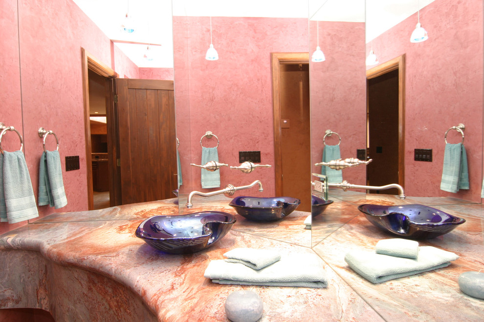 Пример оригинального дизайна: главная ванная комната среднего размера в морском стиле с столешницей из гранита, розовыми стенами и настольной раковиной
