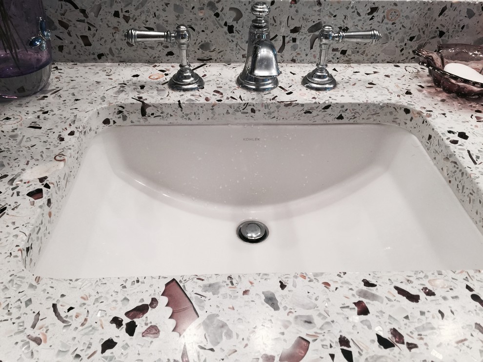 Inspiration för ett mellanstort badrum med dusch, med luckor med upphöjd panel, svarta skåp, ett hörnbadkar, en öppen dusch, en toalettstol med hel cisternkåpa, svart kakel, grå kakel, rosa kakel, vit kakel, mosaik, grå väggar, mörkt trägolv, ett nedsänkt handfat och granitbänkskiva