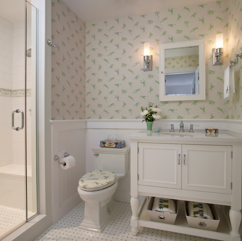 ワシントンD.C.にあるトラディショナルスタイルのおしゃれな浴室 (フラットパネル扉のキャビネット、白いキャビネット) の写真