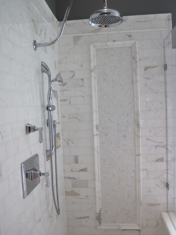 Aménagement d'une salle de bain classique avec un lavabo encastré, un placard en trompe-l'oeil, des portes de placard blanches, un plan de toilette en marbre, une baignoire encastrée, une douche d'angle, WC séparés, un carrelage blanc et un carrelage de pierre.