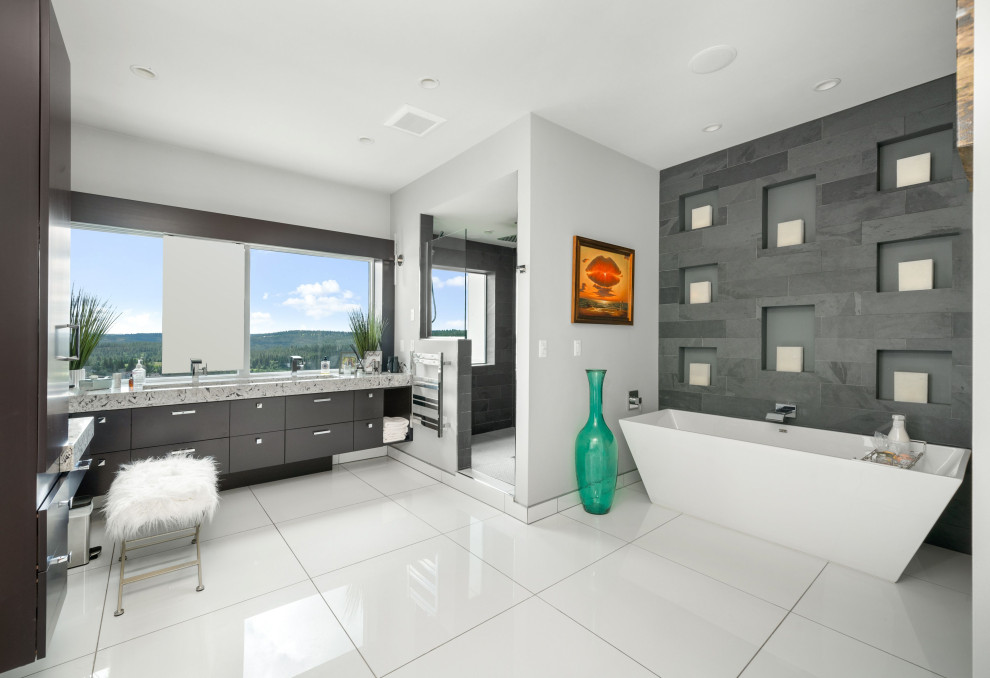 Bild på ett stort funkis flerfärgad flerfärgat en-suite badrum, med släta luckor, ett fristående badkar, ett avlångt handfat, bänkskiva i återvunnet glas, med dusch som är öppen, grå skåp, en dusch i en alkov, grå kakel, grå väggar och vitt golv