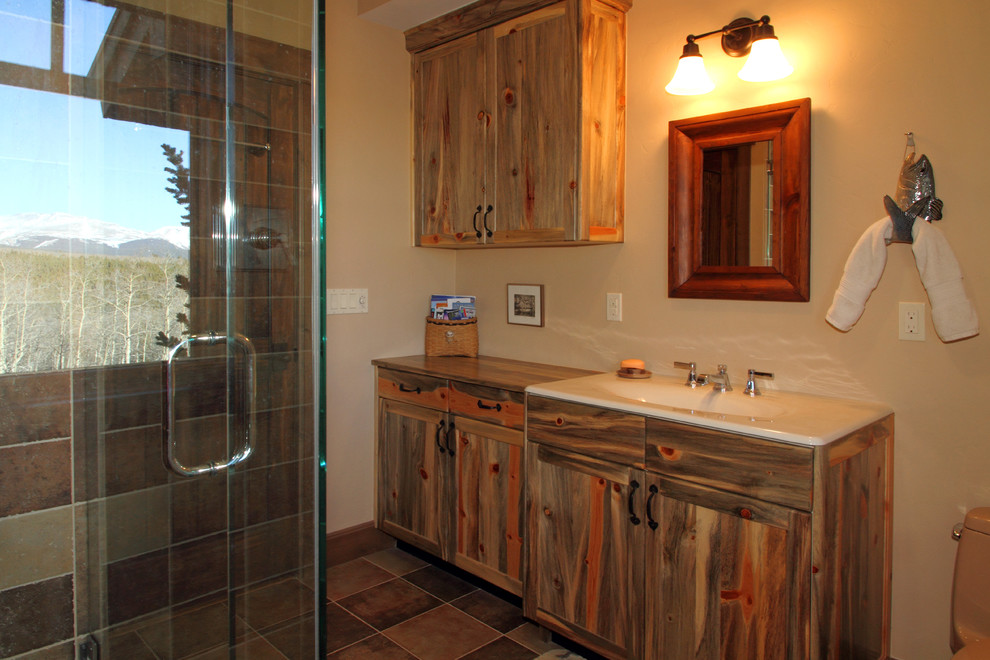 Aménagement d'une salle de bain principale classique en bois vieilli de taille moyenne avec un placard avec porte à panneau encastré, une douche d'angle, WC à poser, un mur beige, un sol en carrelage de céramique et un lavabo intégré.