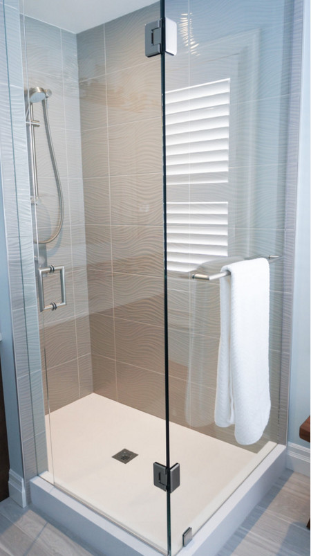 Стильный дизайн: главная ванная комната среднего размера в современном стиле с угловым душем, серой плиткой, керамогранитной плиткой и полом из керамогранита - последний тренд