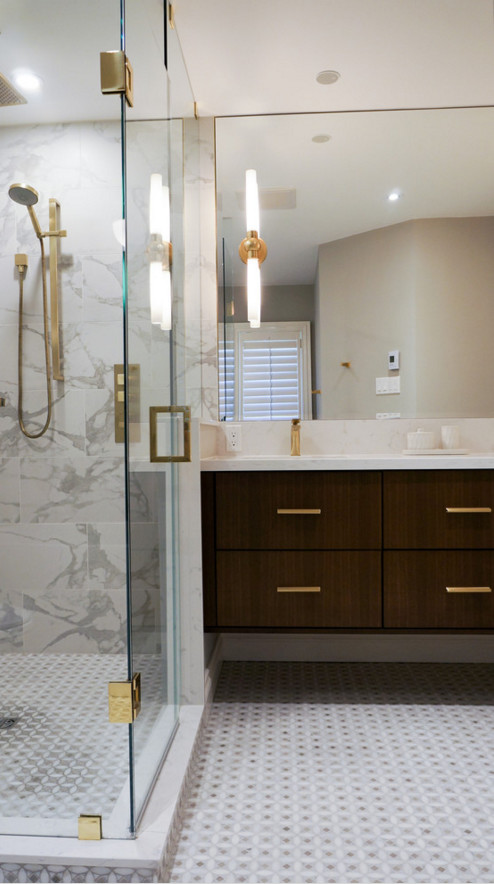 Foto på ett stort funkis en-suite badrum, med släta luckor, beige kakel, porslinskakel och klinkergolv i porslin