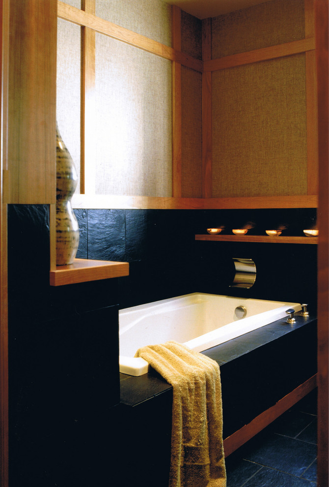 Inredning av ett asiatiskt stort en-suite badrum, med släta luckor, skåp i mellenmörkt trä, en öppen dusch, en toalettstol med hel cisternkåpa, grå kakel, keramikplattor, beige väggar, klinkergolv i keramik, ett fristående handfat och träbänkskiva