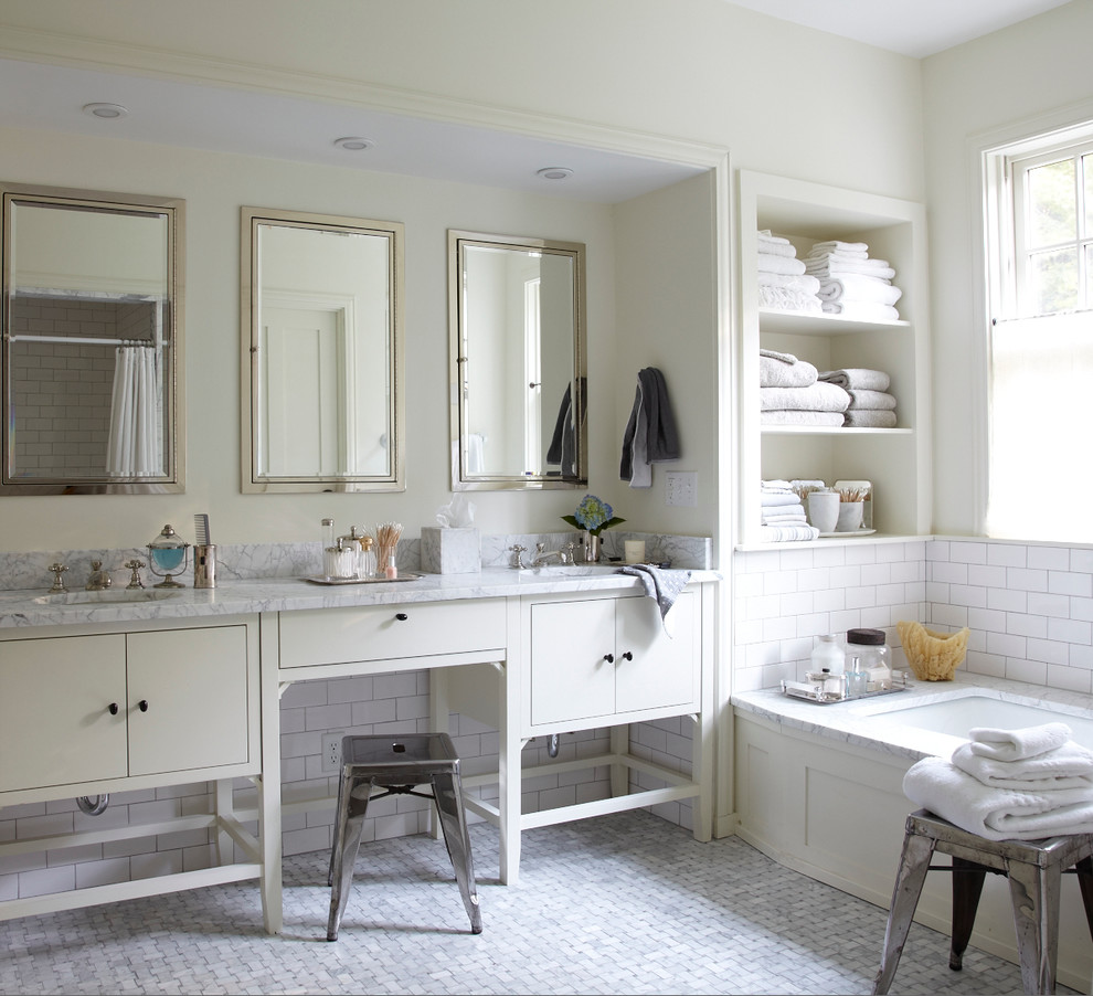 Пример оригинального дизайна: ванная комната в стиле неоклассика (современная классика) с белыми фасадами, ванной в нише, белой плиткой, плиткой кабанчик и плоскими фасадами
