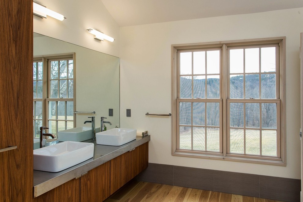 Immagine di una stanza da bagno padronale minimalista di medie dimensioni con ante lisce, ante in legno scuro, pareti bianche, parquet chiaro, lavabo rettangolare, top in acciaio inossidabile e pavimento beige