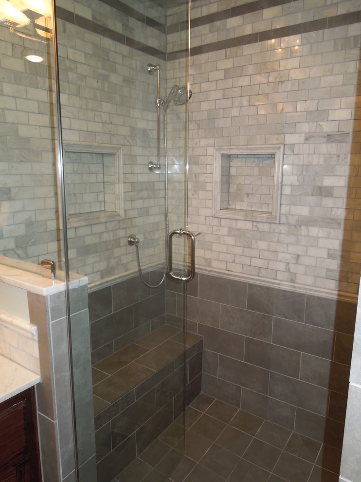 Idéer för ett klassiskt badrum, med ett undermonterad handfat, skåp i shakerstil, skåp i mellenmörkt trä, marmorbänkskiva, ett undermonterat badkar, grå kakel och stenkakel