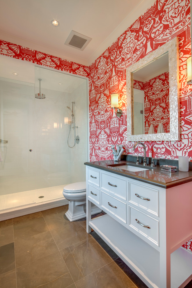 На фото: ванная комната в морском стиле с врезной раковиной, фасадами с утопленной филенкой, белыми фасадами, душем в нише и коричневой плиткой