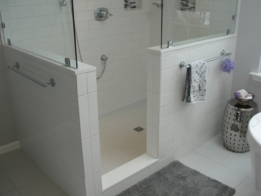 Идея дизайна: главная ванная комната среднего размера в стиле неоклассика (современная классика) с угловым душем, белой плиткой, плиткой кабанчик и серыми стенами