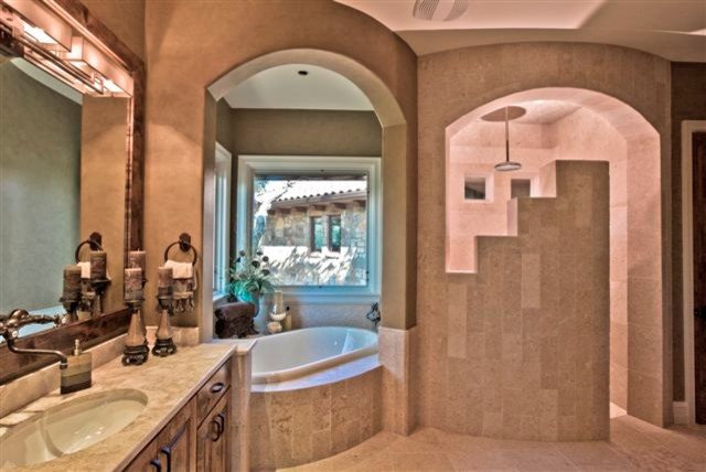 Exempel på ett stort modernt en-suite badrum, med ett undermonterad handfat, luckor med upphöjd panel, skåp i mellenmörkt trä, granitbänkskiva, ett platsbyggt badkar, en öppen dusch, beige kakel, stenhäll, beige väggar och kalkstensgolv
