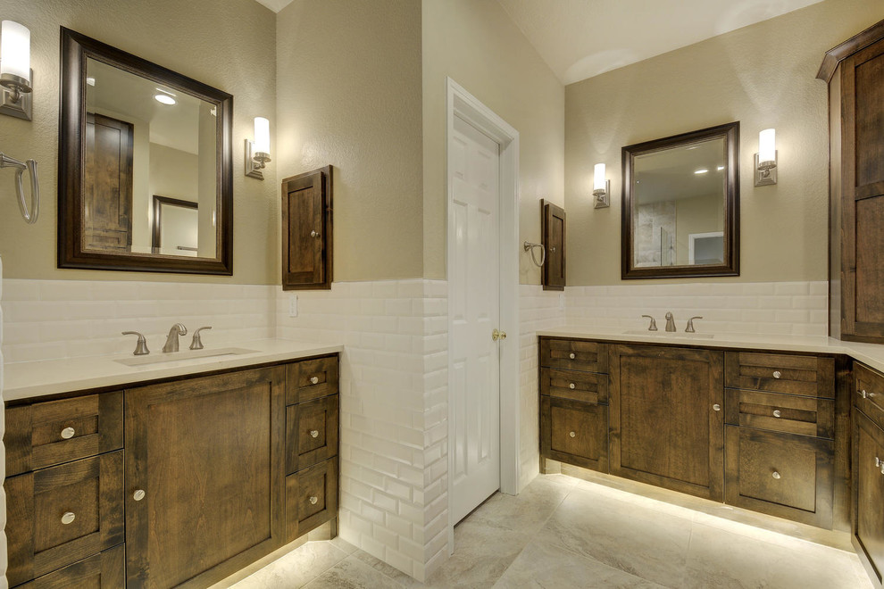 Idées déco pour une grande salle de bain principale classique en bois brun avec un placard à porte shaker, un carrelage blanc, un carrelage métro, un mur marron, un sol en carrelage de porcelaine, un lavabo encastré et un sol gris.